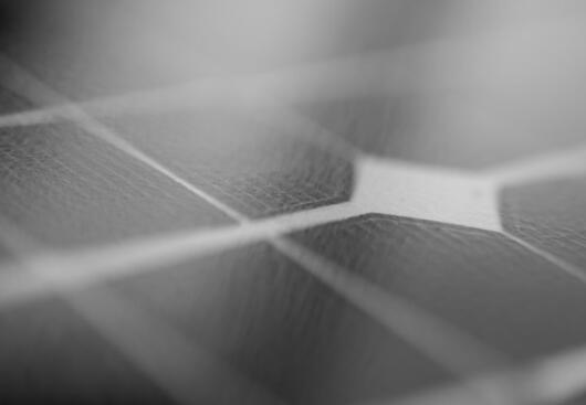 用于钙钛矿太阳能电池的21.1％效率的低成本有机颜料涂层
