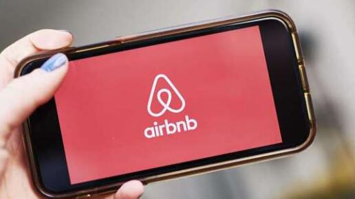 据美国媒体报道Airbnb的股价首次公开募股时上涨至68美元