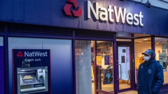 英国政府完成出售NatWest 11亿英镑股票的交易