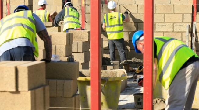 爱尔兰批准建筑工人最低工资标准的建议